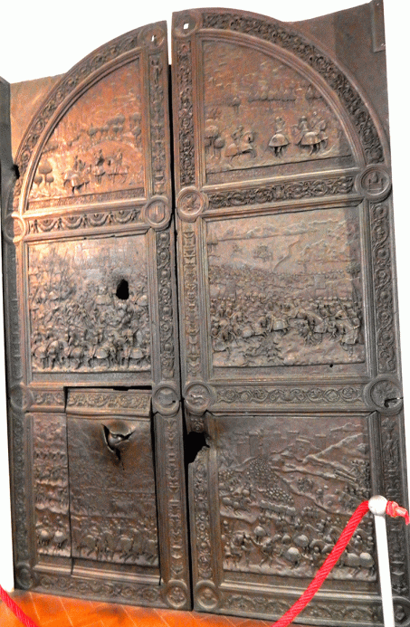 These bronze doors dating from 1475 were originally at the entrance of the New Castle. One has an iron cannon ball embedded in it.